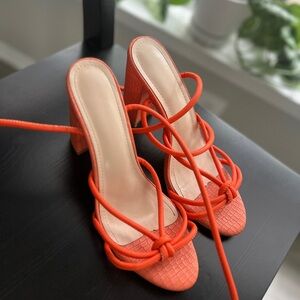 Heels size Euro42 I’m a size 9/9.5 and they fit great.